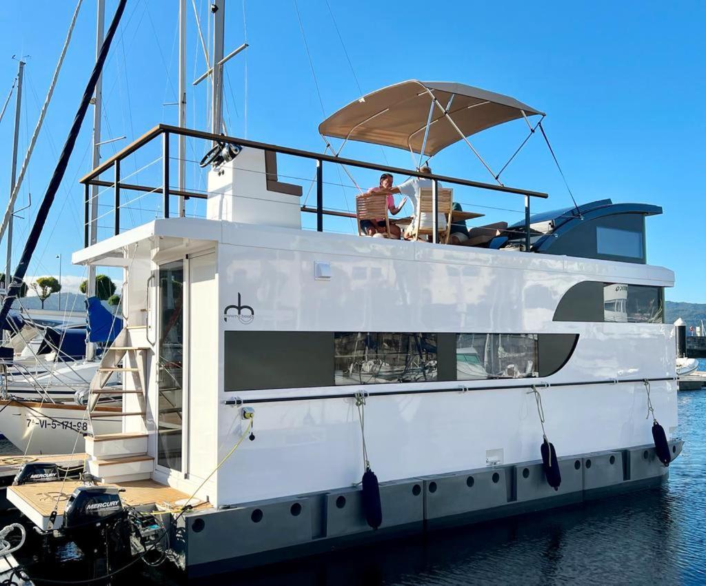 Hotel Casa Flotante En El Puerto De Vigo - Different Charter Zewnętrze zdjęcie