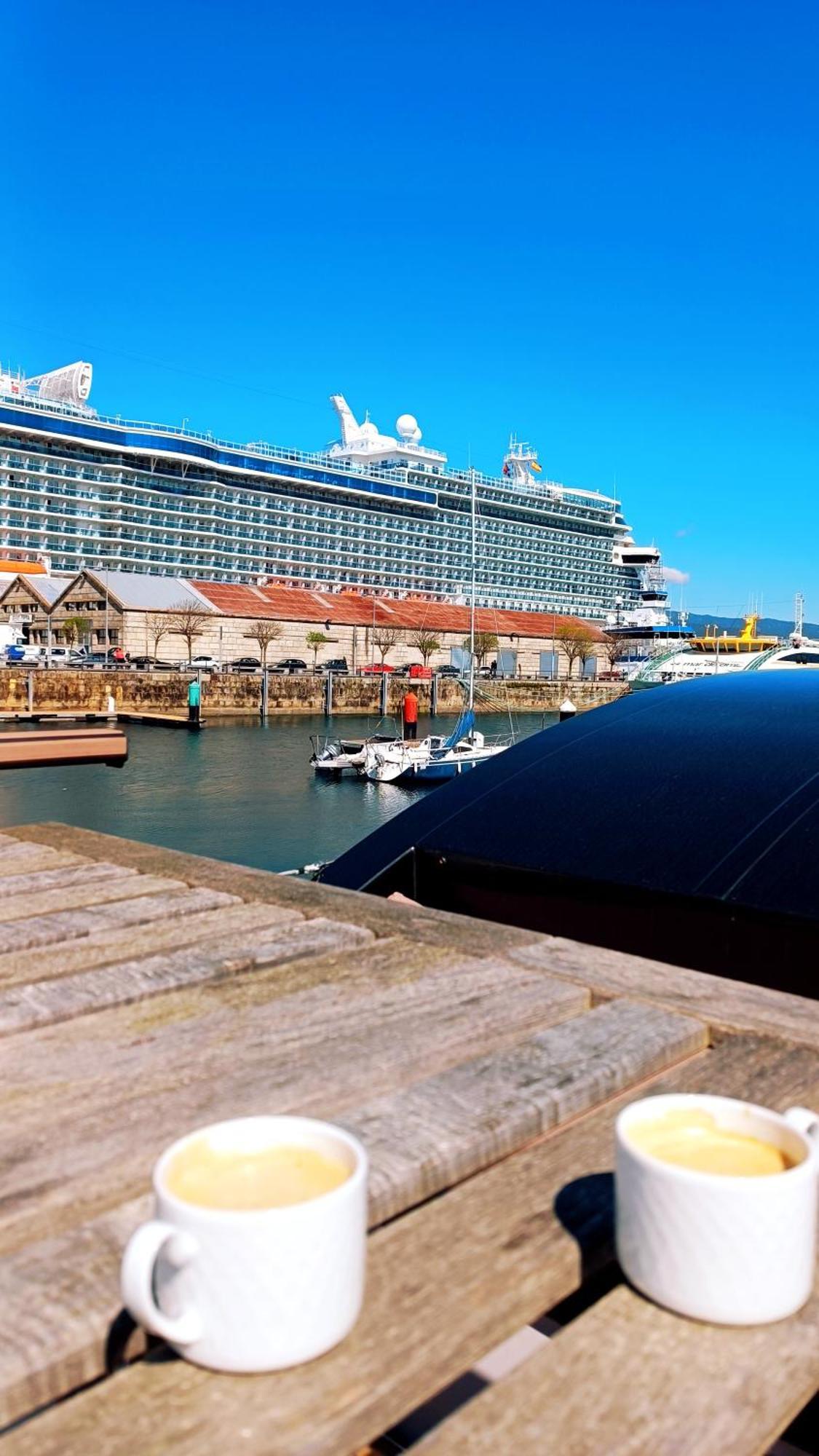 Hotel Casa Flotante En El Puerto De Vigo - Different Charter Zewnętrze zdjęcie