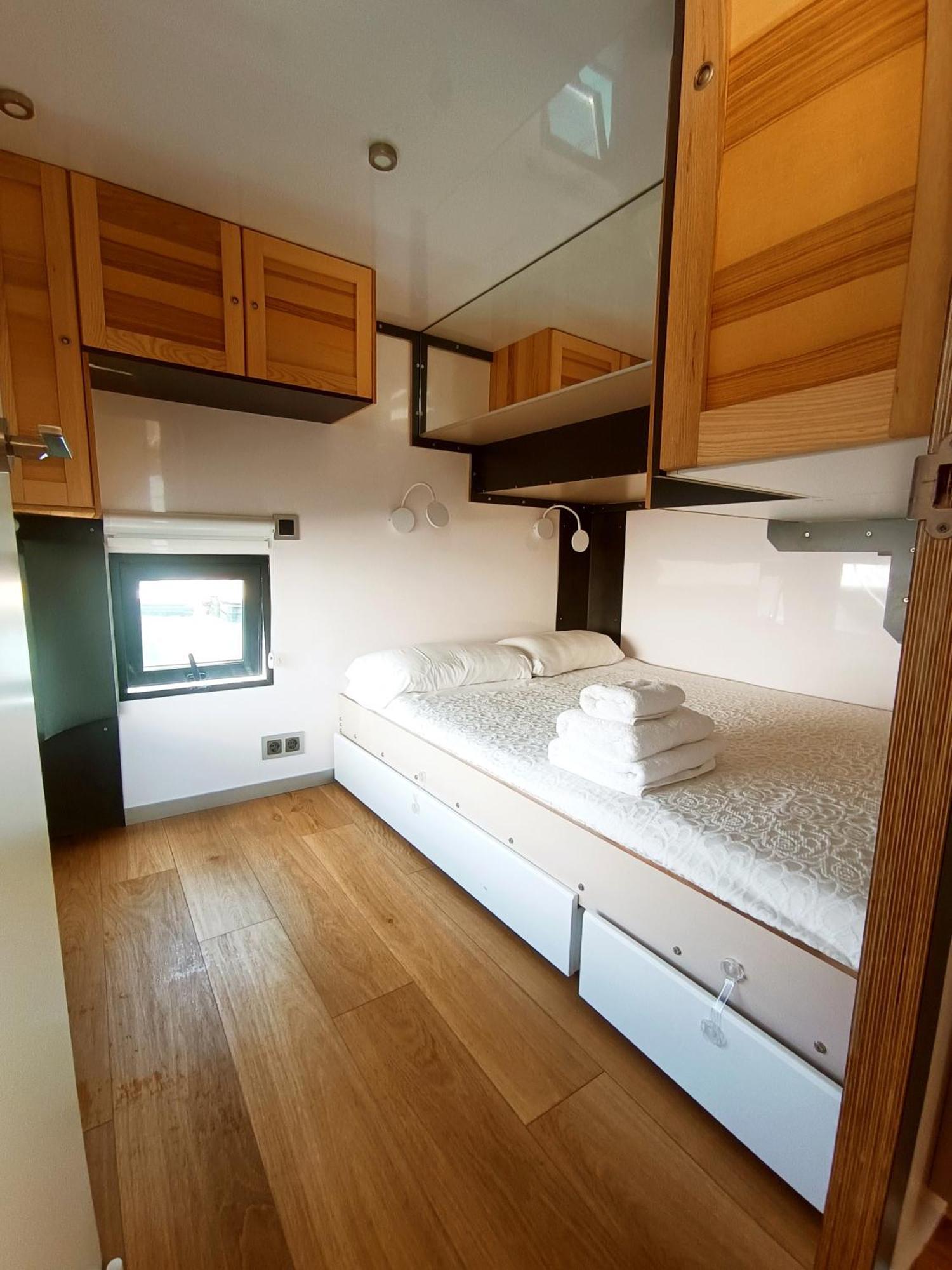 Hotel Casa Flotante En El Puerto De Vigo - Different Charter Zewnętrze zdjęcie